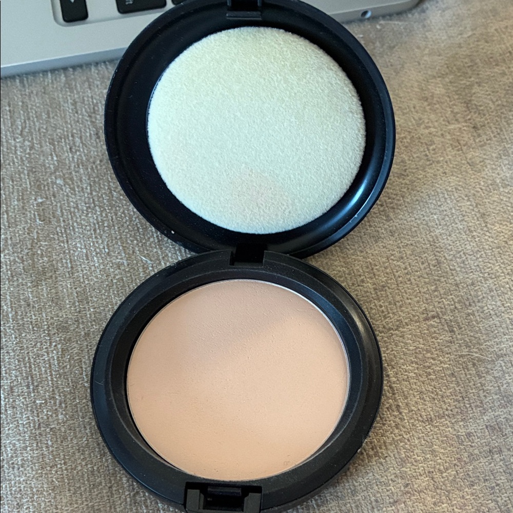Compact Powder with Applicator